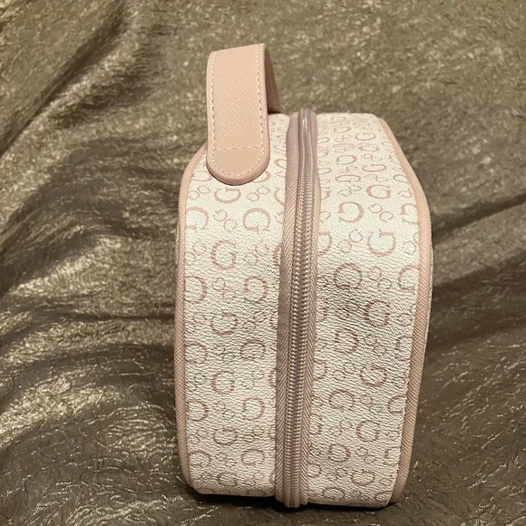 Guess Makeup Bag - Picture 5 of 8